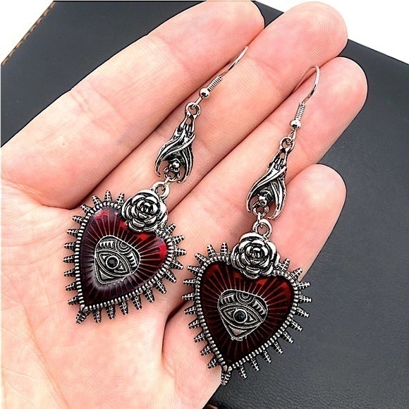NWT Scarlet heart rose gothic dangle earrings - Picture 1 of 5